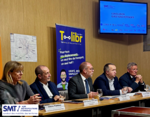 T-libr, vue des élu(e)s lors de la conférence de presse du 2 décembre 2025 de lancement des nouveaux titres adaptés pour des déplacements occasionnels et déclinés sur carte Oùra en "tickets" pour un voyage ou "carnets" de plusieurs voyages (photo SMT AML)